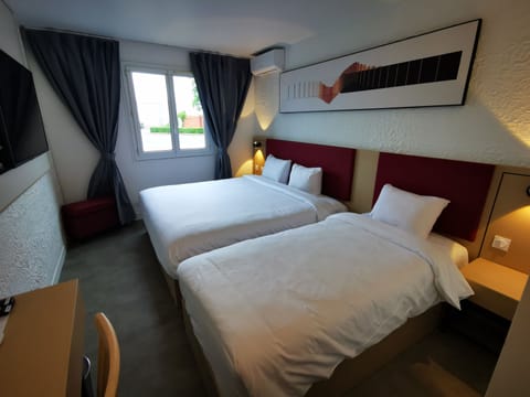 Triple Room | Individually furnished, desk, blackout drapes, free cribs/infant beds