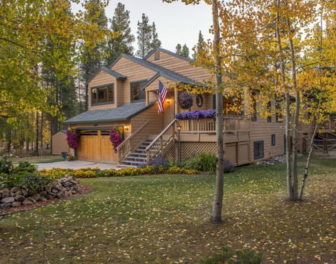 4003 Ski Hill, front yard during the fall season.