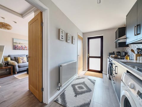 Cottage | Private kitchen | Fridge, electric kettle, toaster, cookware/dishes/utensils