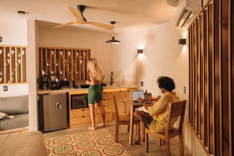 Deluxe Double Room | Private kitchen | Electric kettle, cookware/dishes/utensils