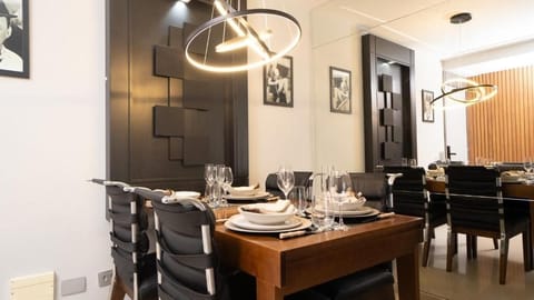 Comfort Apartment, 1 Queen Bed | Private kitchen | Fridge, microwave, blender, cookware/dishes/utensils
