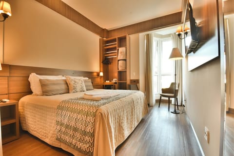 Hypo-allergenic bedding, minibar, in-room safe, individually furnished