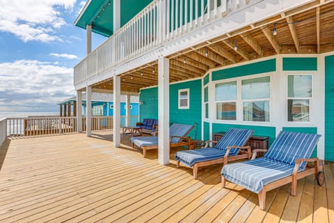 Freeport Vacation Rental | 5BR | 4.5BA | 2,531 Sq Ft | Stairs to Acccess