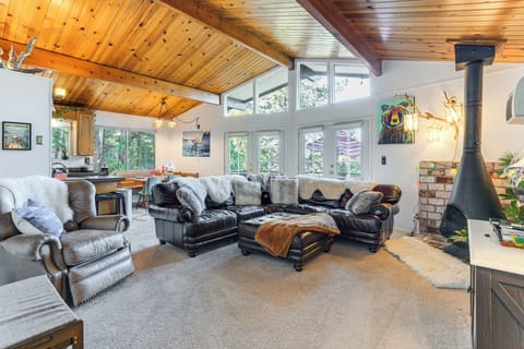 Groveland Vacation Rental | 2BR | 2BA | 1,430 Sq Ft | Stairs Required