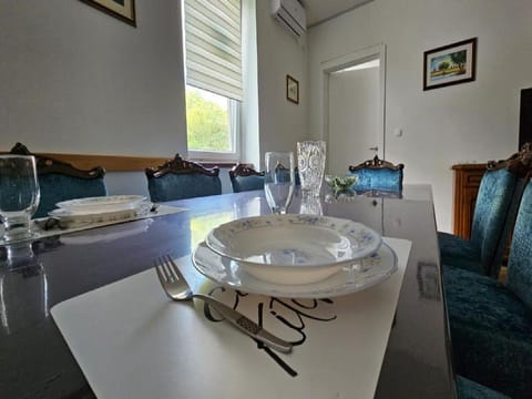 Apartment (Two Bedroom Apartment with Terrace) | Dining room