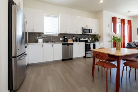 Apartment, 3 Bedrooms, Non Smoking | Private kitchen | Fridge, microwave, oven, stovetop