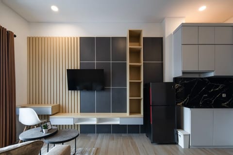 Deluxe Apartment, 2 Bedrooms, Non Smoking, City View | Living room | 32-inch Smart TV with cable channels