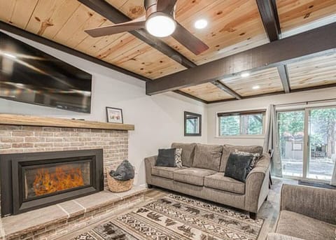 Welcome to Elderberry Cabin! Walking distance to Dorabelle Cove!