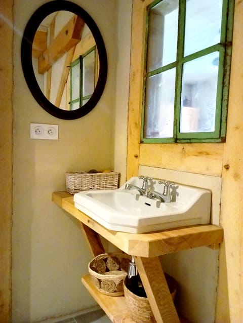 Traditional Room, 1 Queen Bed | Bathroom | Eco-friendly toiletries, hair dryer