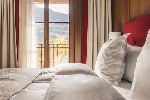 Classic Room | Hypo-allergenic bedding, down comforters, minibar, in-room safe