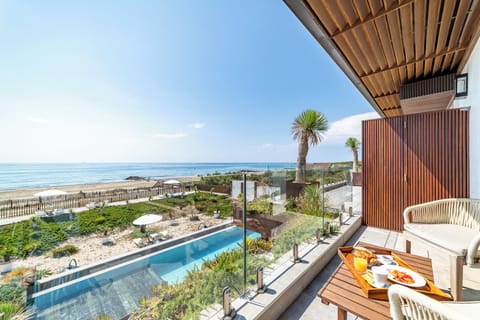 Free minibar items, soundproofing, free WiFi, bed sheets