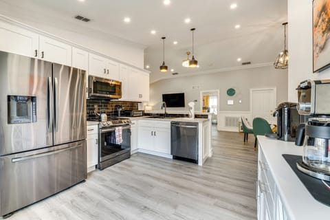 House (5 Bedrooms) | Interior