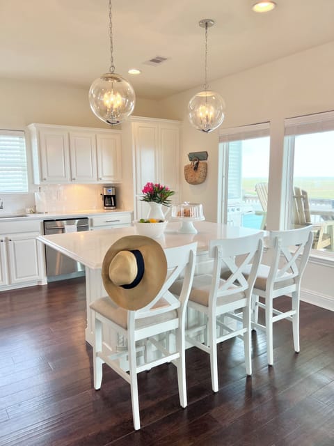 Bright and Clean Kitchen