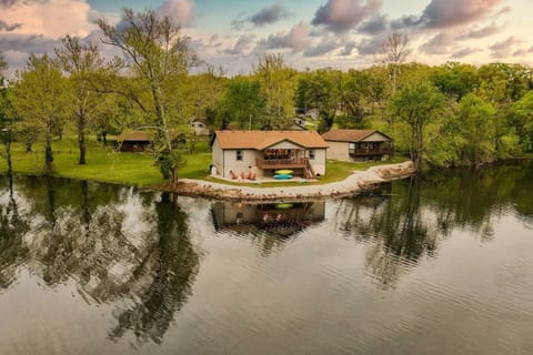 Lake Front Luxury! Spend your vacation looking at nothing but water and the ozark mountains beyond. 