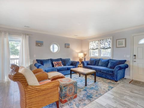Blue Marlin - open living room, plenty of seating, screened porch.