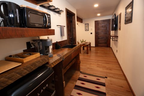 Deluxe Suite | 1 bedroom, free minibar, individually decorated, individually furnished