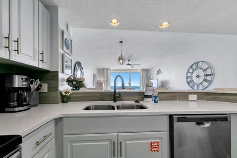 Condo, 1 King Bed with Sofa bed (Majestic Beach Towers 2-2003) | Private kitchen | Oven, toaster