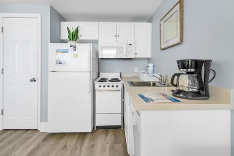 Studio, 1 King Bed (Majestic Beach Towers 1-609) | Private kitchen | Oven, toaster