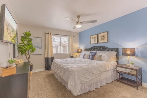 Stylish bedroom in a serene Scottsdale Airbnb near Cala Paradise Valley.