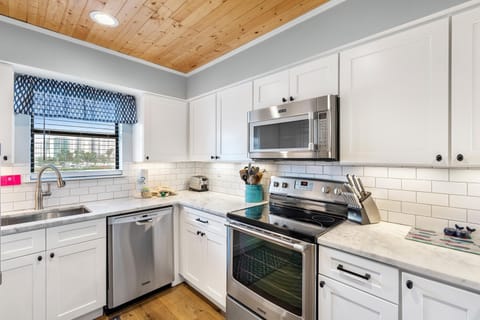 Condo, 1 King Bed with Sofa bed (Jubilee Landing 206) | Private kitchen | Paper towels