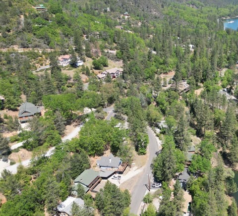 Great Home with short walk to the lake and marina