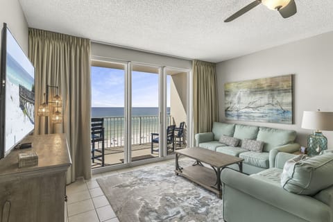 Spacious living area with plenty of seating, Queen sleeper sofa, Gulf views, 65" Smart TV with easy access to Roku, Prime TV, Netflix, and more!