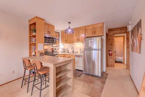 Open floor plan makes meals & entertaining easy. Space to store pantry items .