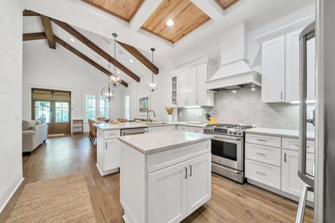 House, Multiple Beds (Peaceful Easy Feeling) | Private kitchen | Oven, toaster
