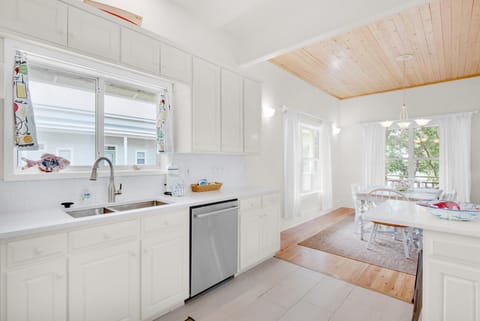 House, Multiple Beds (Inlet Rose) | Private kitchen | Oven, toaster