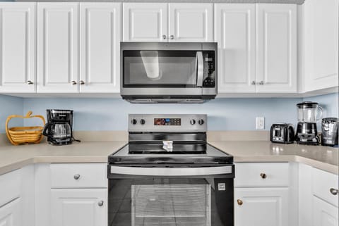 Condo, 1 King Bed with Sofa bed (Majestic Beach Towers 1-1213) | Private kitchen | Oven, toaster