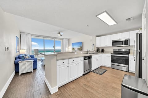 Condo, 1 King Bed with Sofa bed (Majestic Beach Towers 1-1014) | Private kitchen | Oven, toaster