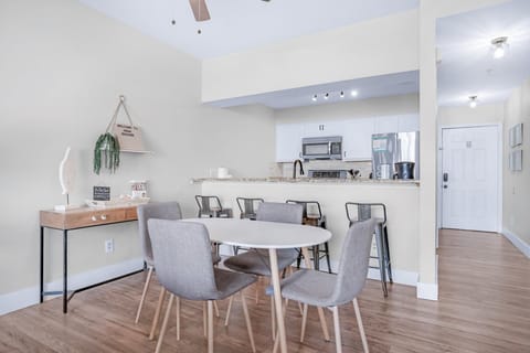 Condo, 1 King Bed with Sofa bed (Pointe of View 407- Penn's Paradise) | Dining