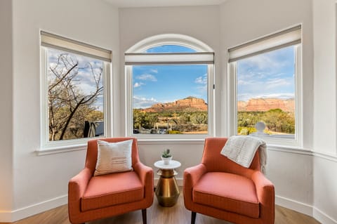 A peaceful sitting area designed for conversation, coffee, and soaking in Sedona’s iconic scenery.