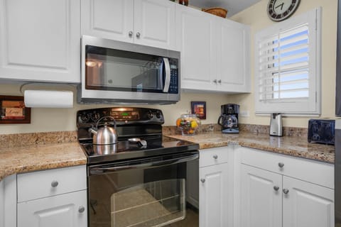 Condo, Multiple Beds (Leeward Key 701) | Private kitchen | Oven, toaster