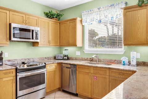 House, Multiple Beds (Emerald Mist) | Private kitchen | Oven, toaster