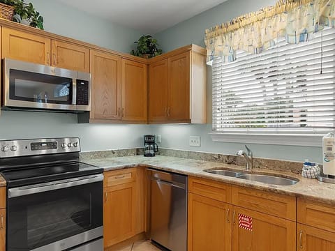 House, Multiple Beds (Emerald Mist) | Private kitchen | Oven, toaster