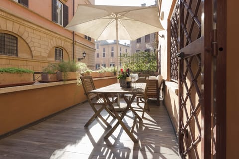 Large terrace (22m2) with dining table, sofa and umbrella