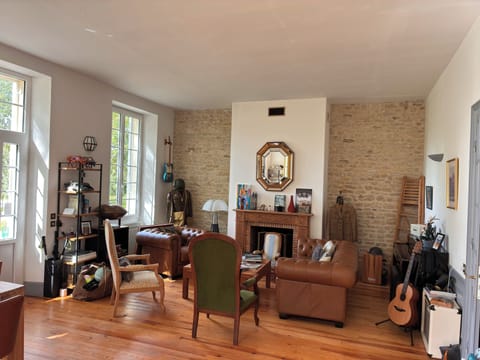 32-inch LCD TV with digital channels, table tennis, toys