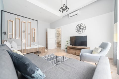Design Studio Suite | Individually decorated, individually furnished, laptop workspace