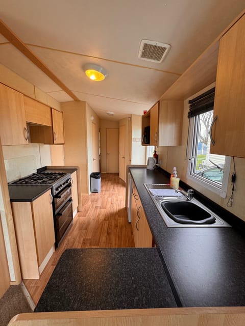 Chalet | Private kitchen | Fridge, oven, stovetop, electric kettle