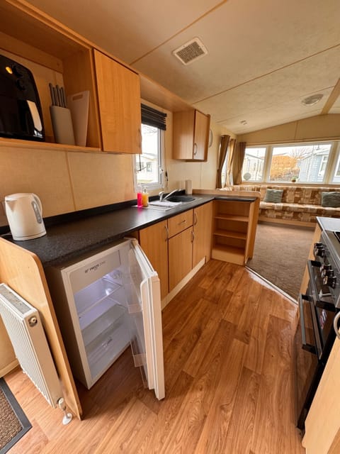 Chalet | Private kitchen | Fridge, oven, stovetop, electric kettle