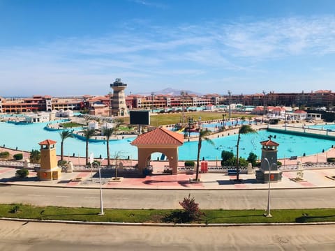 4 outdoor pools, a heated pool