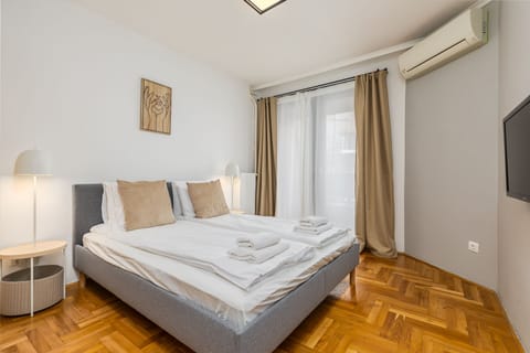 Luxury Apartment | 2 bedrooms, premium bedding, iron/ironing board, cribs/infant beds