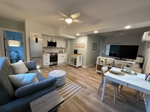 Newly renovated studio apt steps from the beach!