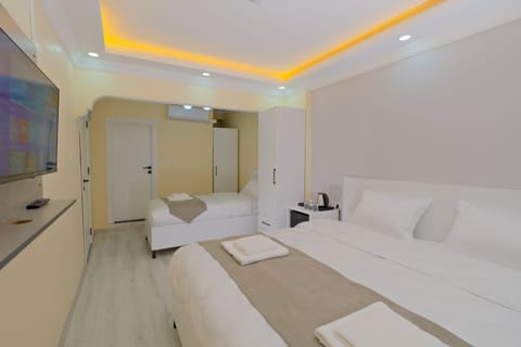 Family Suite | Premium bedding, minibar, in-room safe, free WiFi