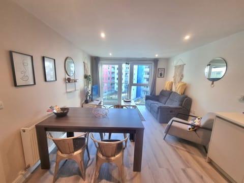 City Apartment | In-room dining