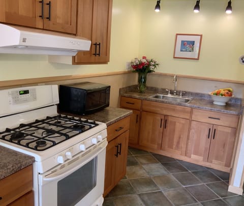 Grand Cottage, 1 King Bed with Sofa bed, Kitchen, Garden View | Private kitchen