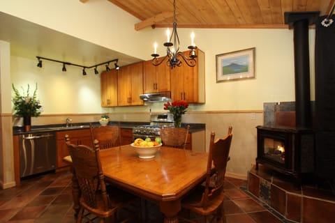 Grand Cottage, 1 King Bed with Sofa bed, Kitchen, Garden View | Blackout drapes, free WiFi, bed sheets, wheelchair access