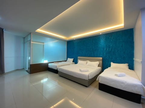 Family Suite | Desk, blackout drapes, iron/ironing board (on request), WiFi (free)