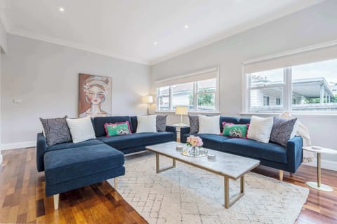 LIVING ROOM: Spacious and full of character, the open-plan living room welcomes up to ten with plush seating and a vibrant vintage feel that’s perfect for relaxed gatherings.